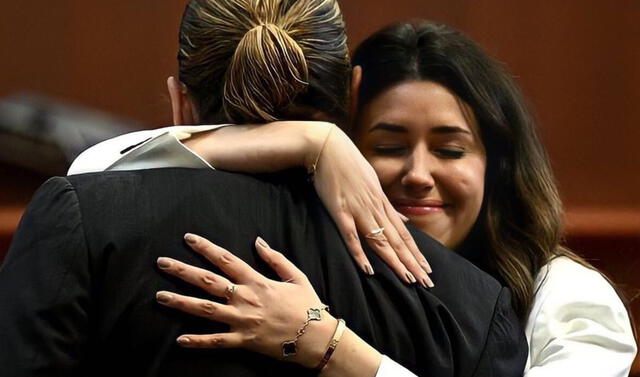 Camille Vasquez abraza a su cliente, Johnny Deep, durante el juicio.