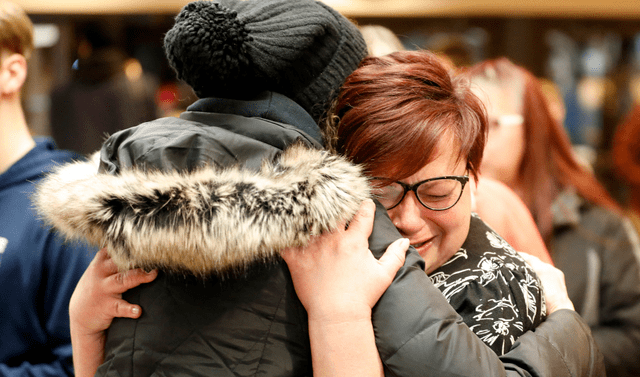 Soñar que tu ex te abraza y llora es un sueño recurrente. Foto: AFP