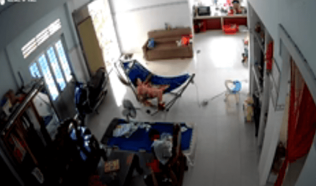 YouTube viral: mujer huye despavorida con su bebé al ver a una serpiente dentro de su casa