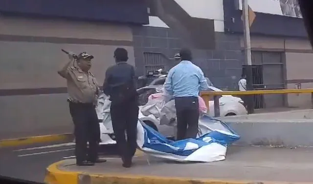 “Con mis hijos no te metas”: Policías quitan carteles de la Vía Expresa [VIDEO] 