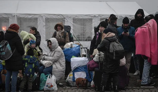 Los refugiados descansan después de cruzar la frontera entre Ucrania y Polonia en el cruce fronterizo de Medyka. Foto. AFP
