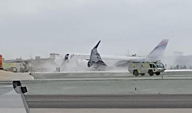 Un avión de Latam colisionó en la pista de aterrizaje del aeropuerto Jorge Chávez y provocó el lamentable fallecimiento de 2 bomberos.