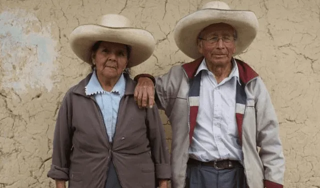 Junto a sus esposa Lilia Paredes, madre de Pedro Castillo. FOTO: EL País