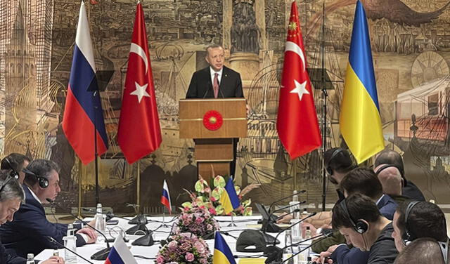 El presidente turco Erdogan (centro) dirigiéndose a las delegaciones rusa (izquierda) y ucraniana (derecha) antes de sus conversaciones. Foto: EFE