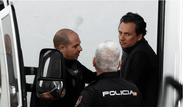 Policías escoltan a Emilio Lozoya tras salir de un tribunal en Marbella. Foto: Reuters/Jon Nazca.