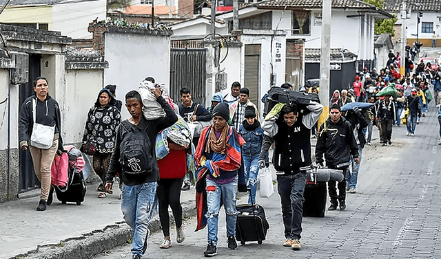 La creciente taza de pobreza obligó a miles de venezolanos a buscar mejores oportunidades en otros países. Foto: AFP.