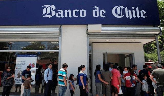 El Banco de Chile es una de las entidades financieras habilitadas para realizar el pago de las Acreencias Bancarias 2023. Foto: EFE.