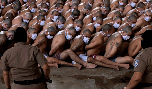 Hace algunos días se viralizó las imágenes del traslado de 2.000 pandilleros a cárceles en El Salvador.   