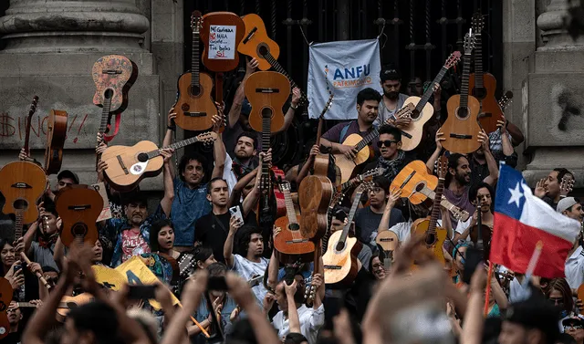  Los manifestantes interpretaron "El derecho a vivir en paz" de Víctor Jara, en Santiago, el 25 de octubre de 2019, en pleno estallido social. Foto: AFP.    