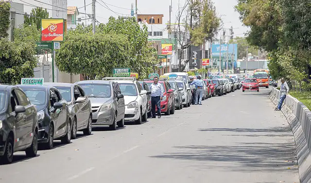 Largas colas. Este es el panorama que se ha empezado a ver en los grifos de Arequipa y otras regiones del sur ante el desabastecimiento de combustibles. Foto: Rodrigo Talavera/La República