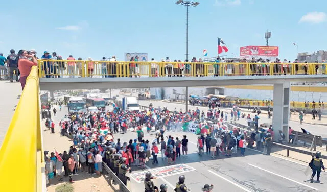 Lima. Manifestantes de Puno bloquean la Panamericana Sur por más de una hora en el km 16. Foto: Vanessa Sandoval/URPI-LR