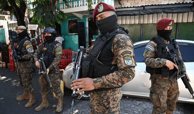 Soldados patrullan durante un operativo contra delincuentes en la comunidad de Tutunichapa en San Salvador. Foto: AFP   