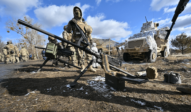 Soldados ucranianos participan en ejercicios militares que simulan un posible ataque en la zona de Chernobyl, a pocos kilómetros de la frontera con Bielorrusia. Foto: AFP   