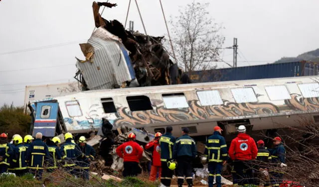  Una grúa de grandes dimensiones retira trozos de vagones destrozados tras el impacto de los 2 trenes. Foto: EFE    