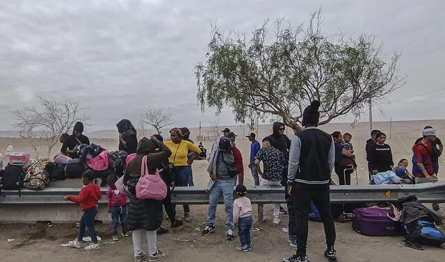 Varados. Migrantes no pueden ingresar a Perú, ni salir de Chile, por falta de documentos que confirmen su estadía regular en ambos países. Foto: La República