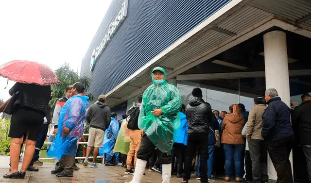  Decenas de personas protestaron frente al banco Fassil, en Santa Cruz. Foto: EFE    