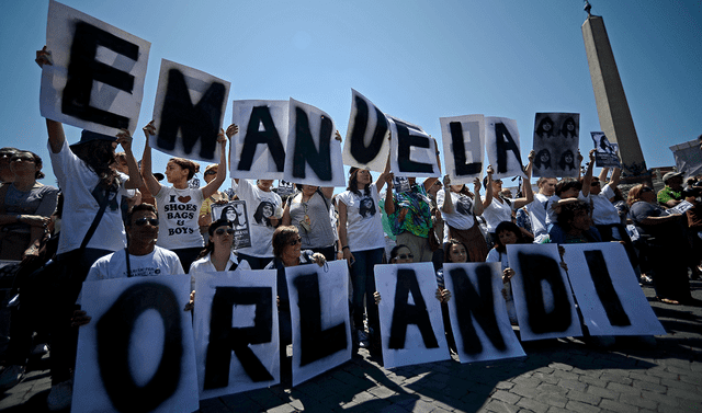  Manifestantes sostienen pancartas de Emanuela Orlandi durante la oración del mediodía Regina Coeli del Papa Benedicto XVI en la plaza de San Pedro. Foto: AFP    