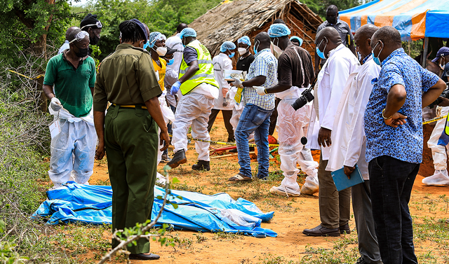  Según la policía, el 23 de abril se exhumaron 18 cuerpos más, lo que elevó el recuento de cuerpos recuperados a 39. Foto: EFE    