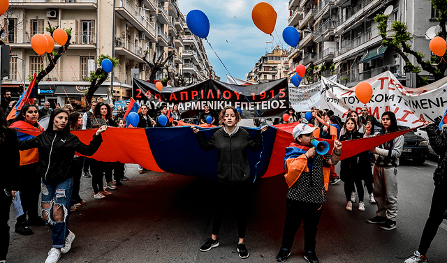  Comunidad armenia durante una manifestación para conmemorar el 108.º aniversario del genocidio armenio, en Tesalónica (Grecia). Foto: AFP    