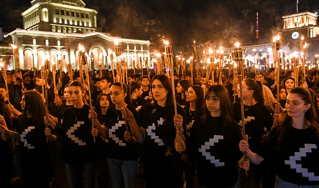  Procesión con antorchas en Ereván (Armenia), para conmemorar el 108 aniversario de los asesinatos en masa. Foto: AFP    