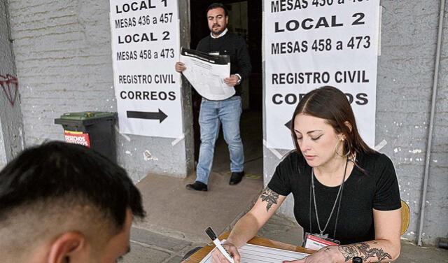 Trabajadores de Servel estuvieron preparando las mesas electorales desde la mañana. Foto: AFP 