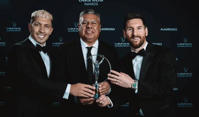 Messi, Lissandro y el 'Chiqui' Tapia recibiendo el premio al mejor equipo. Foto: EFE 