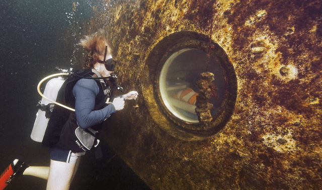  Joseph Dituri observa el refugio submarino donde vivirá 100 días. Foto: EFE / Frazier Nivens / Florida Keys News Bureau   