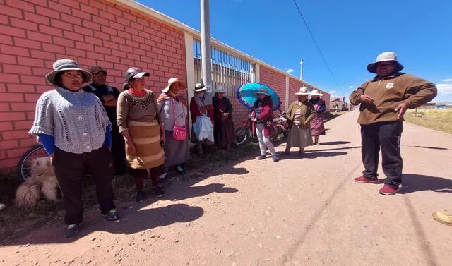 Los padres de familia se mantienen en alerta ante las medidas que adopten las autoridades. Foto: Liubomir Fernández/ La República