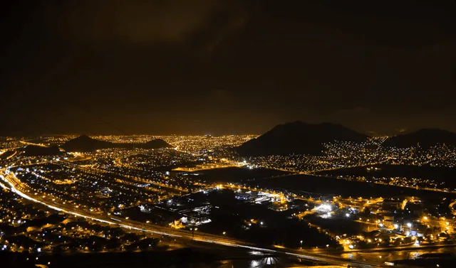  La capital de Lima en la noche. Foto: Flickr   