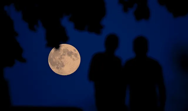  Durante una superluna, el satélite luce 7% más grande y un 15% más brillante. Foto: AFP   