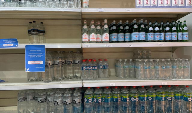  El agua embotellada se encuentra escasa en Uruguay. Foto: AFP    