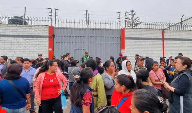 Padres de familia realizaron plantón frente al colegio para exigir seguridad para sus hijos. Foto: Vanessa Sandoval/La República   