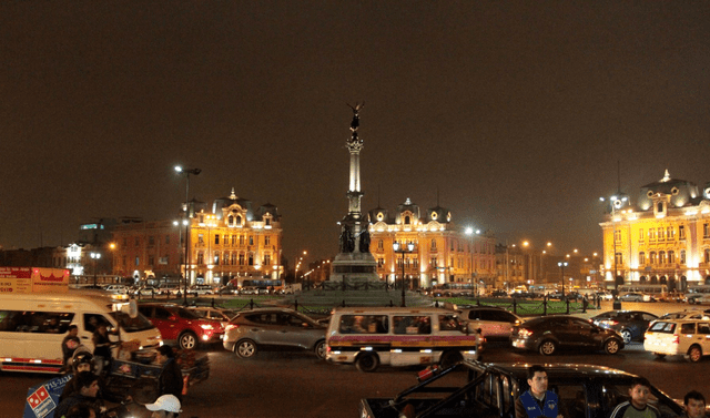Plaza 2 de Mayo, Lima