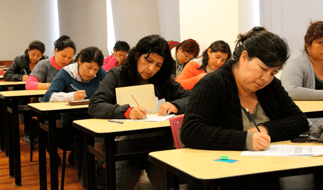 El convenio entre el Sutep y el Minedu ha logrado que se entregue los 220 soles a los maestros y auxiliares. Foto: Andina   