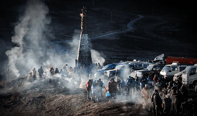  El viento gélido, común en el altiplano boliviano, no frena a las decenas de personas que recorren unos 12 kilómetros desde La Paz hacia La Cumbre, a 4.700 metros sobre el nivel del mar. Foto: EFE    