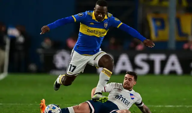 Luis Advíncula sería titular en el duelo contra Nacional. Foto: AFP   