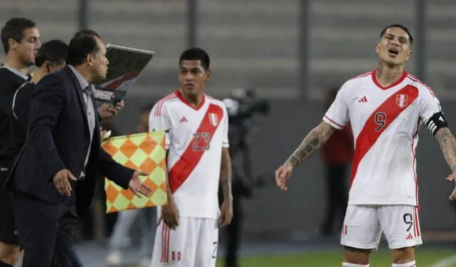  Paolo Guerrero y Juan Reynoso discutieron al final del partido. Foto: La República/Luis Jiménez   