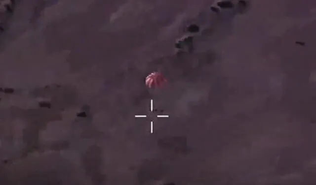  La cápsula aterrizó con un paracaídas, en el desierto de Utah. Foto: captura de transmisión en vivo de la NASA   