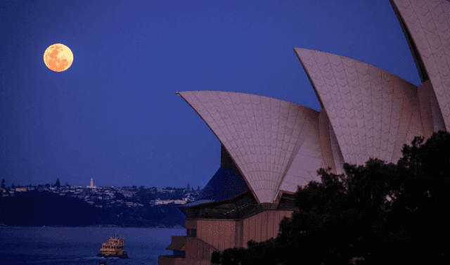  Superluna sobre la ópera de Sidney. Foto: David Gray/AFP   