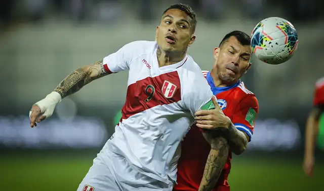  El último Perú vs. Chile que se jugó en Santiago por Eliminatorias terminó en victoria chilena por 2-0. Foto: AFP    