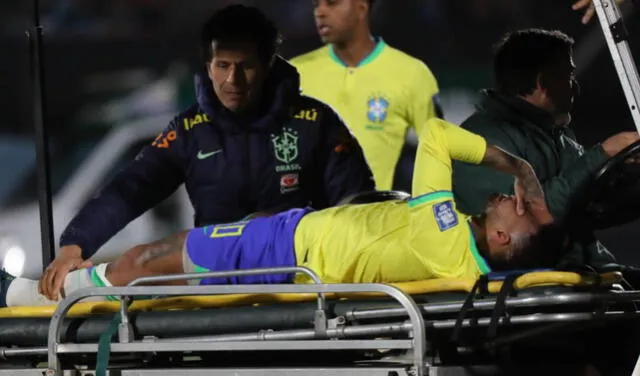 Neymar tuvo que ser retirado en camilla. Foto: EFE   