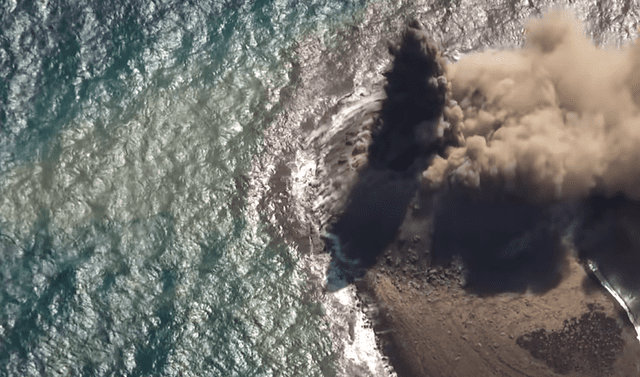  La nueva isla podría seguir en expansión. Foto: captura de video de 朝日新聞デジタル   