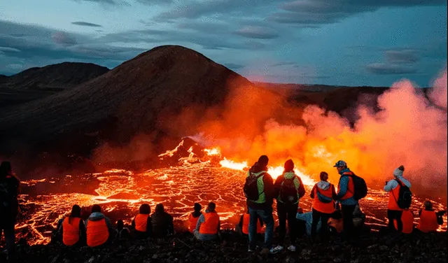  El volcán Fagradalsfjall atrae visitas de turistas. Foto: Chris Burkard/National Geographic    