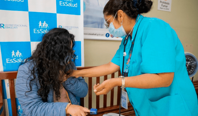 Puedes trabajar en diversos hospitales de EsSalud. Foto: Andina   