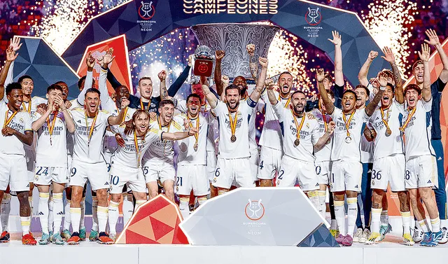 Real Madrid levantando el título de la Supercopa de España. Foto: Real Madrid   