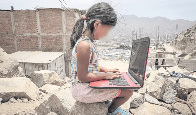  ¿Conexión? Cerca del penal Lurigancho, una niña intenta conectarse sin éxito a sus clases. Foto: John Reyes / La República    