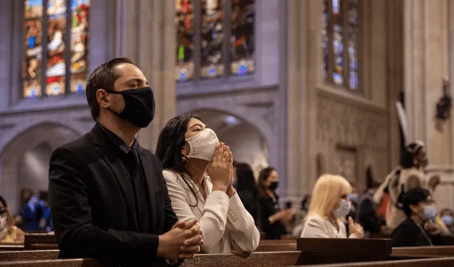 Las celebraciones por Semana Santa en Estados Unidos suelen tener ciertas tradiciones como ir a misa y vigilia en las iglesias. Foto: AFP   