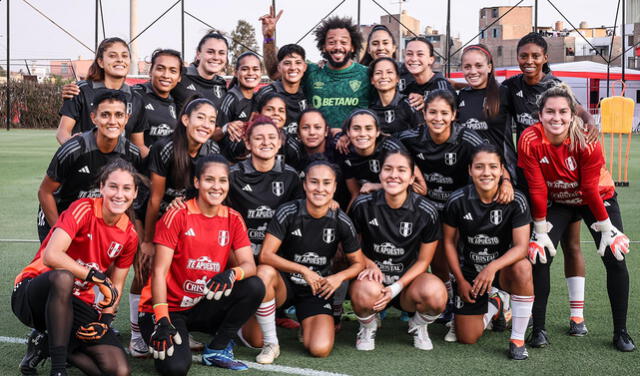  Marcelo aprovechó que Fluminense entrenó en el mismo lugar que la selección peruana femenina para saludar a las jugadoras. Foto: FPF    