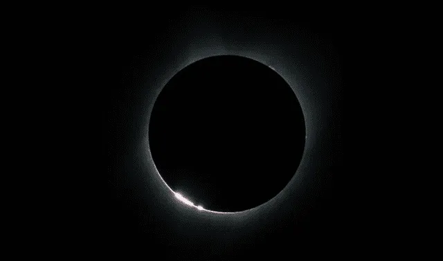 Mientras la Luna pasa a través del Sol, varios puntos brillan alrededor del borde. Foto: NASA   