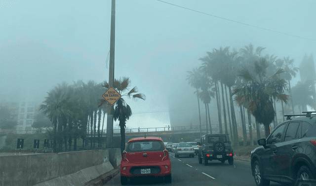 Neblina sorprendió a varias personas en Lima. Foto: La Repúbica   